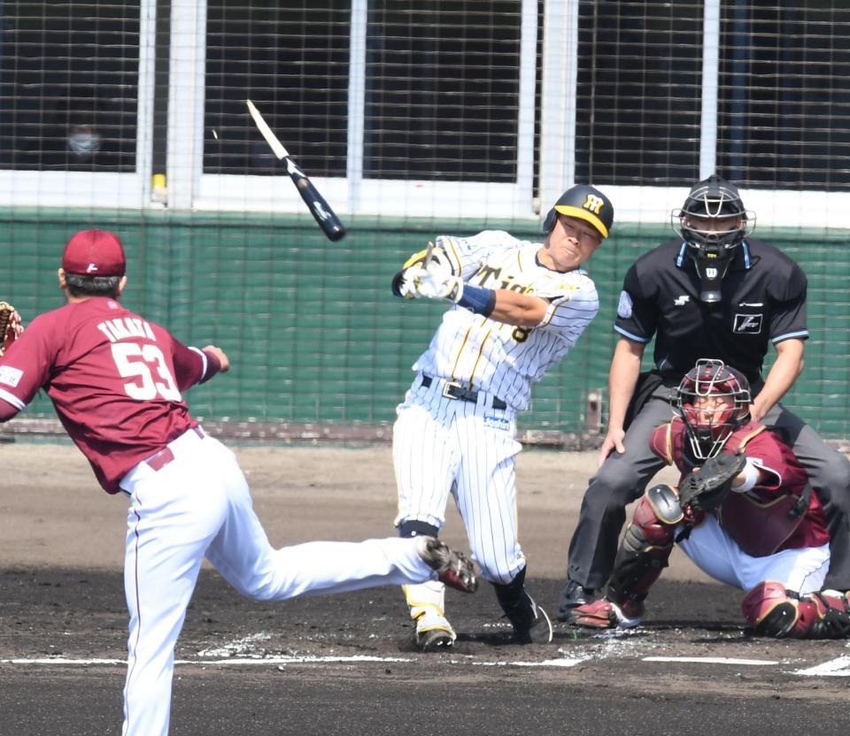 　１回、バットを折りながらファウルを打つ佐藤輝（撮影・高石航平）