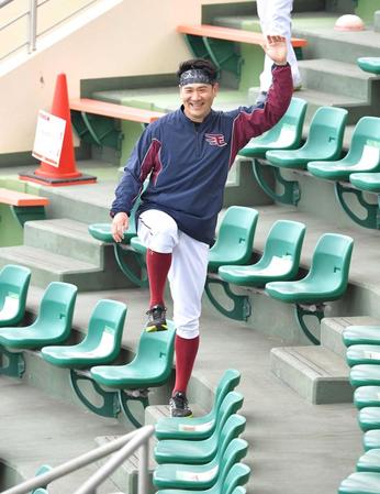 　スタンドでトレーニングをする楽天・田中将