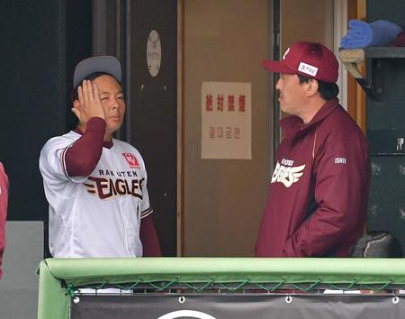 　降板後に石井監督（右）と話し込む松井（撮影・出月俊成）