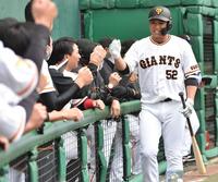 　７回、先制ソロを放ち、ナインに祝福される北村（撮影・西岡正）