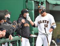 　７回、先制ソロを放ち、原監督（左から３人目）とタッチを交わす北村（撮影・西岡正）