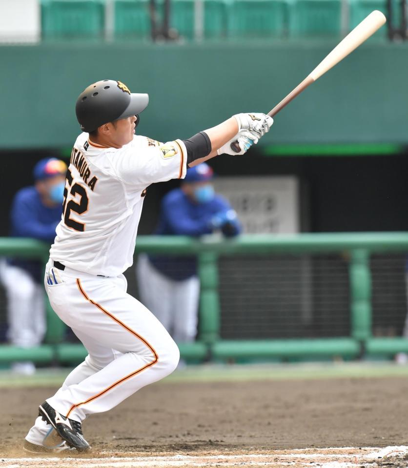 　７回、先制ソロを放つ北村（撮影・西岡正）