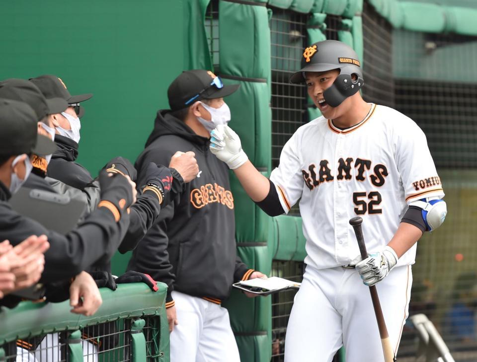 　７回、先制ソロを放ち、原監督（左から３人目）とタッチを交わす北村（撮影・西岡正）