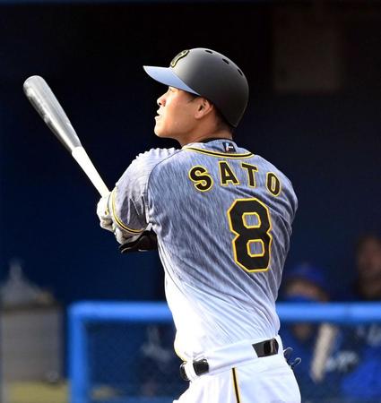 　９回、２ランを放つ佐藤輝