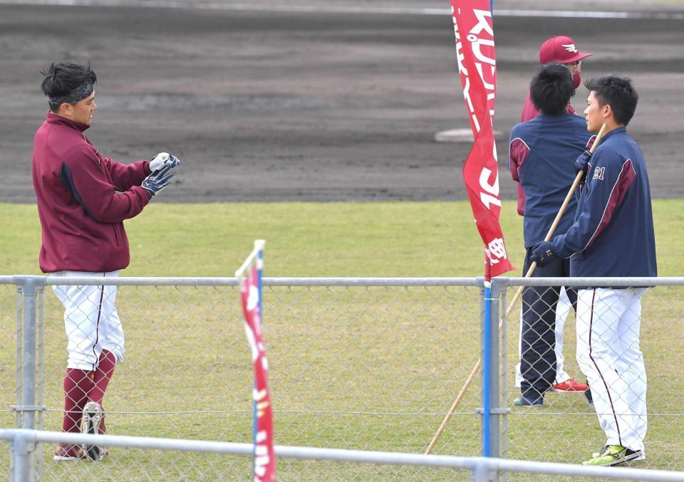 　田中将（左）にアドバイスをもらう・早川（撮影・出月俊成）