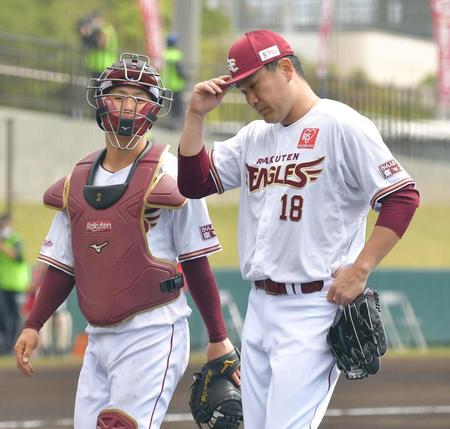 １回、いきなり３失点し、肩を落としてベンチへ戻る楽天・田中将大（右）＝金武町ベースボールスタジアム（撮影・出月俊成）