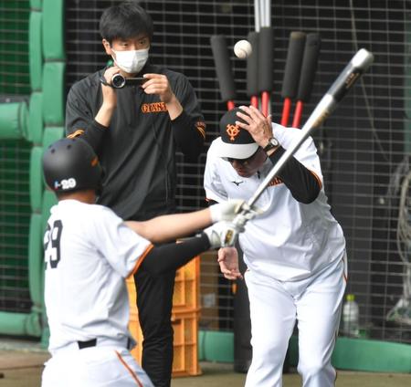 ネットのフレームに当たって跳ね返った吉川尚輝（左）のボールが巨人・原辰徳監督の頭に直撃する＝沖縄セルラースタジアム那覇（撮影・西岡正）