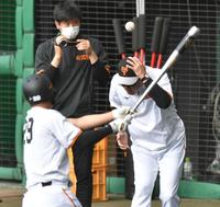 ネットのフレームに当たって跳ね返った吉川尚輝（左）のボールが巨人・原辰徳監督の頭に直撃する＝沖縄セルラースタジアム那覇（撮影・西岡正）