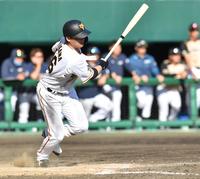 ９回巨人２死一、三塁、右前適時打を放つ巨人・石川慎吾＝沖縄セルラースタジアム那覇（撮影・西岡正）