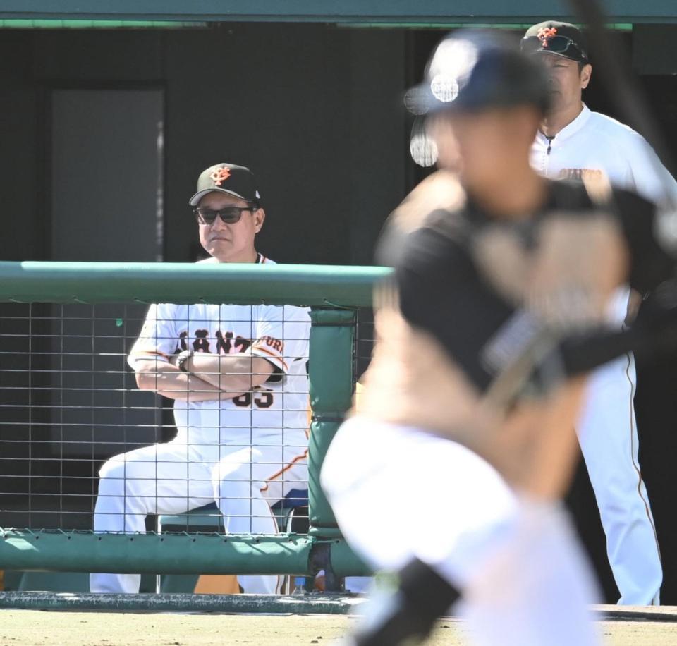 ベンチで厳しい表情の巨人・原監督＝沖縄・那覇