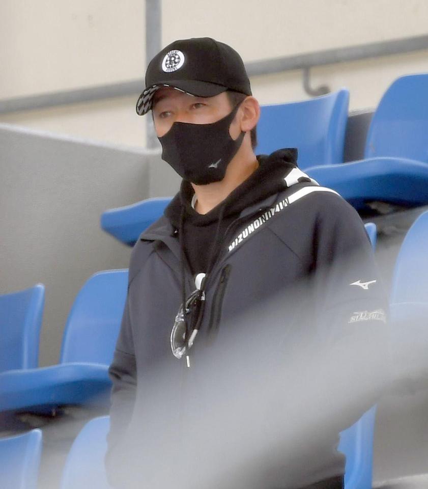 　２軍戦を視察するＤｅＮＡ・三浦監督