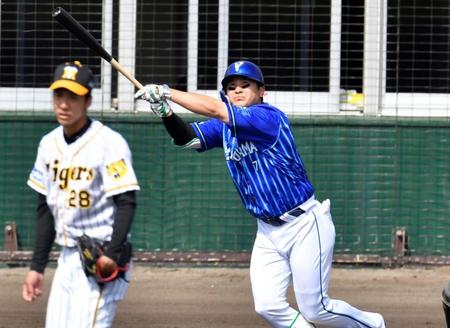 ４回、３ランを放つＤｅＮＡ・佐野恵太＝宜野座（撮影・田中太一）