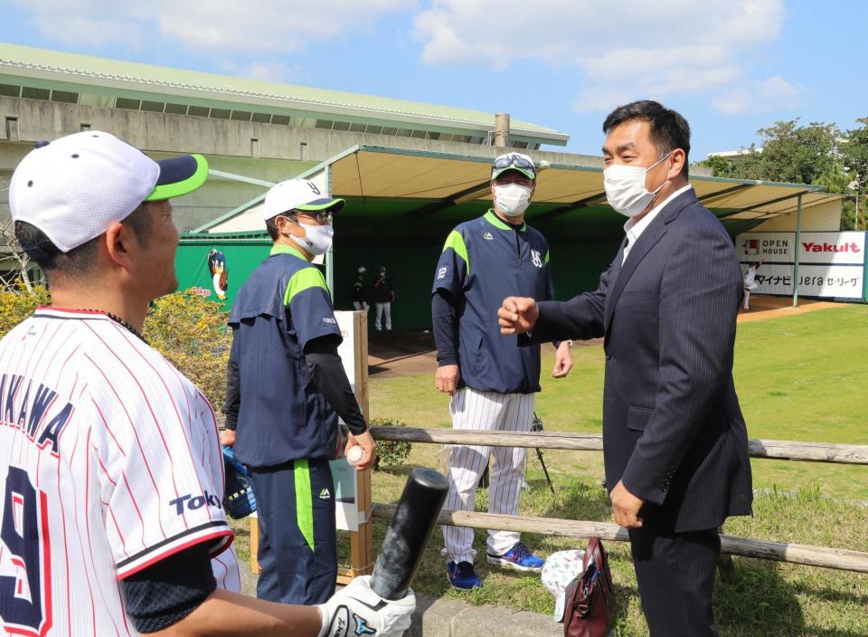 　山本昌氏（右）と話すヤクルト・石川（中央右は高津監督、同左は古田臨時コーチ）＝５日