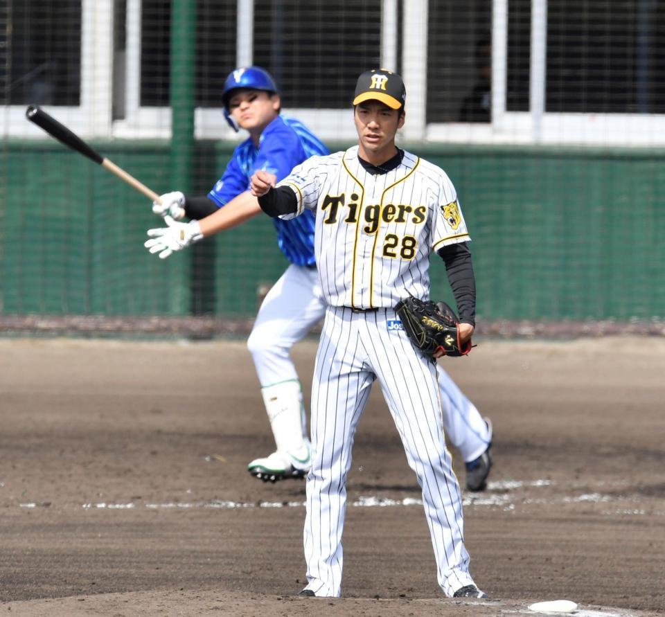 ４回、ＤｅＮＡ・佐野恵太に３ランを浴びる阪神・小野泰己＝宜野座（撮影・田中太一）