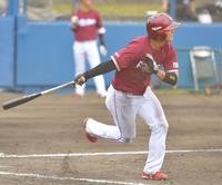 　８回、中前打を放つ黒川（撮影・出月俊成）