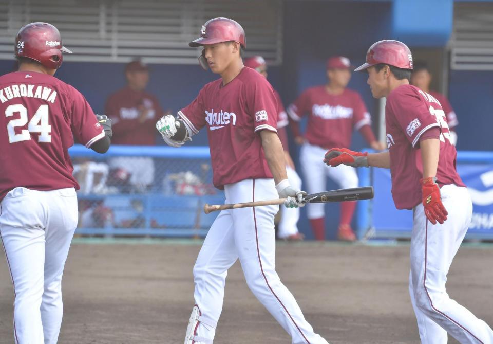 　５回、３ランを放ち、生還する辰己（中央）＝撮影・出月俊成