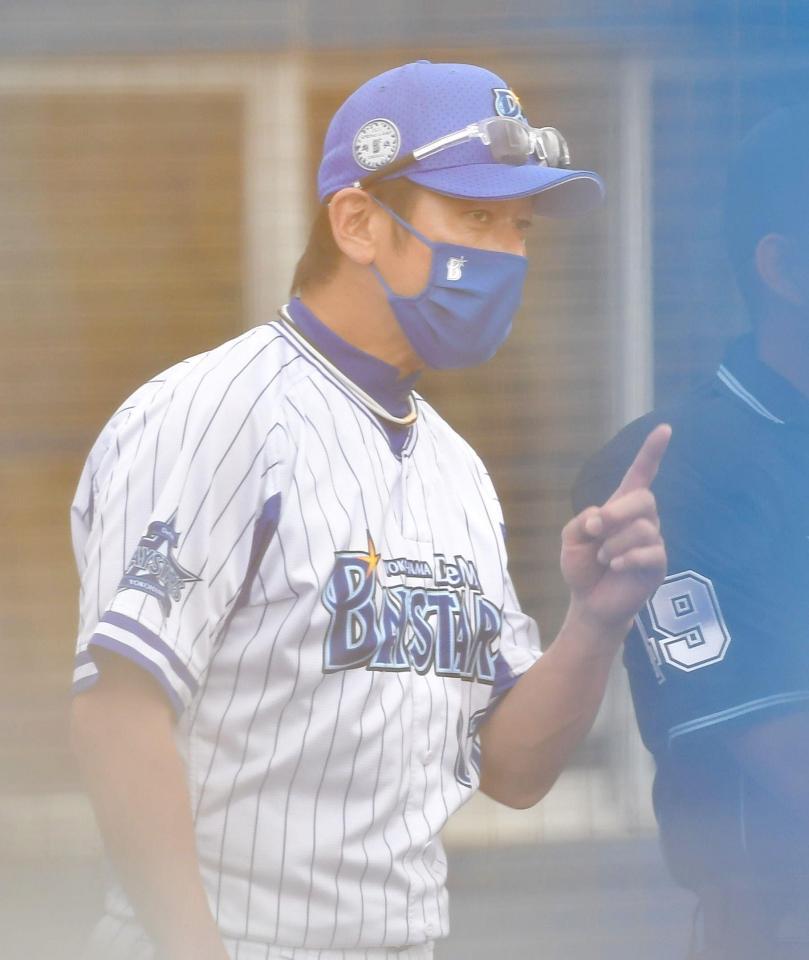 　６回、交代を告げる三浦監督（撮影・出月俊成）