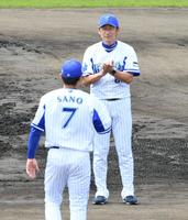 　手締めを行った主将の佐野（７）に拍手を送る三浦監督（撮影・中田匡峻）