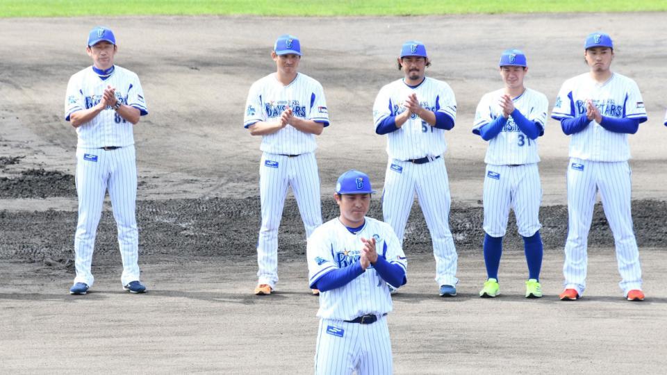 　全体練習最終日。手締めを行う三浦監督（後方左）らＤｅＮＡナイン（撮影・中田匡峻）