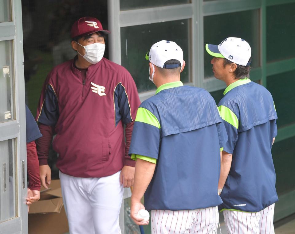 　ヤクルト・高津監督（右）と談笑する楽天・石井監督（左）＝撮影・出月俊成