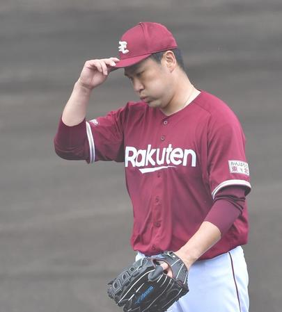 １回、ほおを膨らませながらベンチへ戻る楽天・田中将大＝ＡＮＡ　ＢＡＬＬ　ＰＡＲＫ　浦添（撮影・出月俊成）