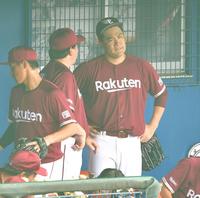 　３回、降板後に楽天・石井一久監督と話し込む楽天・田中将大（右）（撮影・出月俊成）