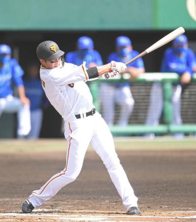 １回、適時二塁打を放つ巨人・坂本勇人＝沖縄セルラースタジアム那覇（撮影・伊藤笙子）