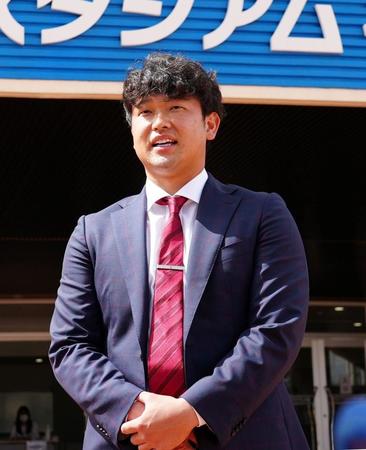 日本ハムへのトレードが決まり、タピックスタジアム名護へあいさつに訪れた日本ハム・池田隆英