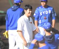 古巣・ＤｅＮＡナインにあいさつする巨人・井納翔一（撮影・伊藤笙子）