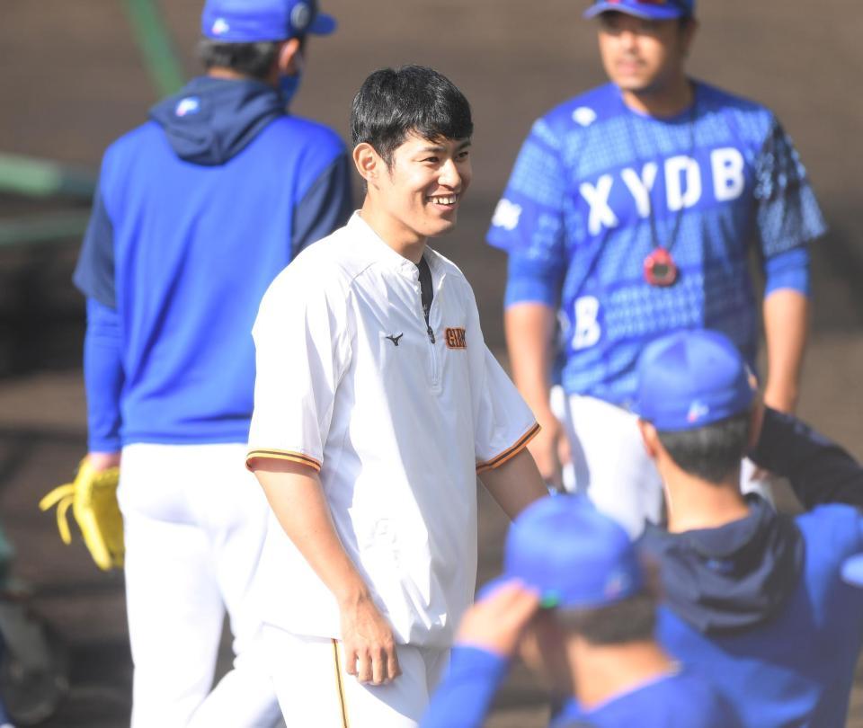 古巣・ＤｅＮＡナインにあいさつする巨人・井納翔一（撮影・伊藤笙子）