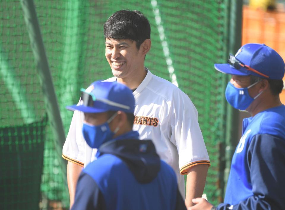 坪井智哉コーチ（手前左）、小池正晃コーチ（同右）と談笑する巨人・井納翔一（撮影・伊藤笙子）