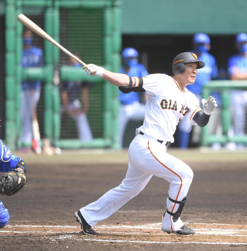 １回、二塁打を放つ巨人・梶谷隆幸（撮影・伊藤笙子）