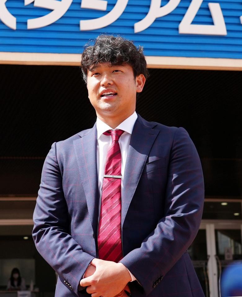 日本ハムへのトレードが決まり、タピックスタジアム名護へあいさつに訪れた日本ハム・池田隆英