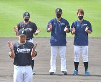 キャンプを打ち上げ、手締めをする日本ハム・中田翔（右から２人目）＝タピックスタジアム名護（撮影・出月俊成）