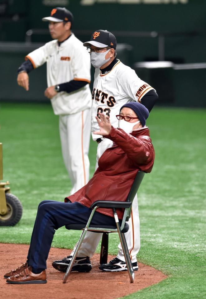 巨人 長嶋茂雄氏が恒例のゲキ 勝つ勝つ勝つ 坂本は日本一達成を誓う 野球 デイリースポーツ Online