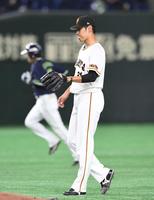 　５回、井納は内川（左）に左中間スタンドへ先制ソロを打たれる（撮影・佐藤厚）