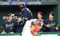 　５回、内川は左中間に先制ソロを放ちベンチにがい旋（撮影・佐藤厚）