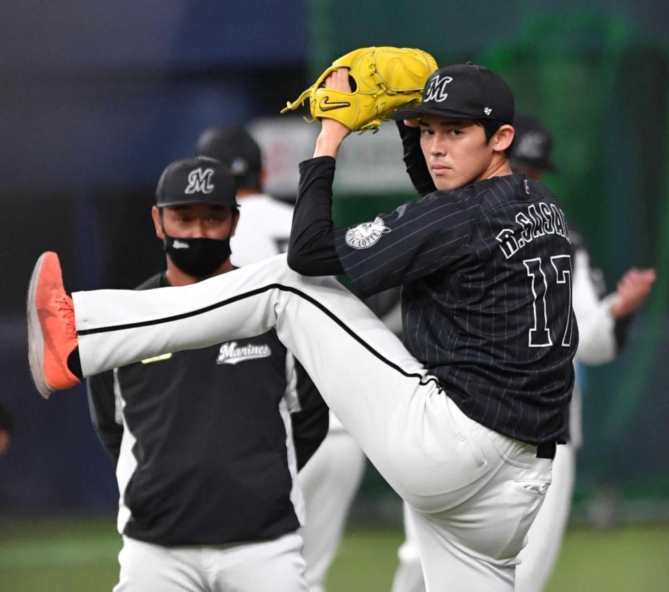 　足を高々とあげてキャッチボールするロッテ・佐々木朗