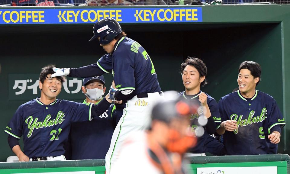 　５回、内川は左中間に先制ソロを放ちベンチにがい旋（撮影・佐藤厚）