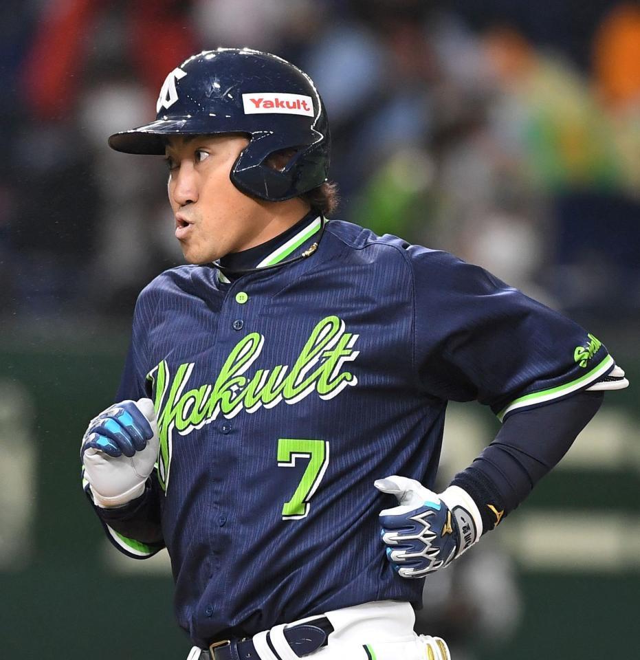 　５回、内川は左中間に先制ソロを放つ（撮影・佐藤厚）