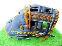 糸原のグラブは親指部分の厚みが特徴（ミズノ社提供）