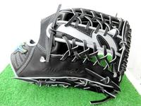 高山は自分でグラブを仕上げていく（ミズノ社提供）