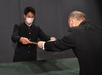 校長から卒業証書を受け取る巨人・秋広優人＝東京・文京シビックセンター（撮影・西岡正）