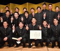 卒業証書を手に野球部員とピースサインの巨人・秋広優人（中央）＝東京・文京シビックセンター（撮影・西岡正）