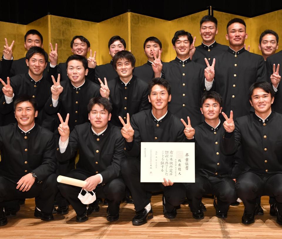 卒業証書を手に野球部員とピースサインの巨人・秋広優人（中央）＝東京・文京シビックセンター（撮影・西岡正）