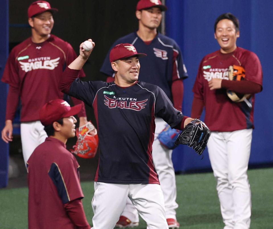 　明るい表情でノックを受ける楽天・田中将（中央）ら