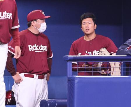 降板後、石井監督（左）と話す楽天・早川＝バンテリンドームナゴヤ