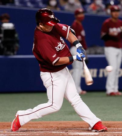 ４回、左翼線に２点二塁打を放つ楽天・横尾＝バンテリンドーム