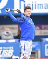 　打撃練習の前にストレッチするＤｅＮＡ・牧（撮影・高石航平）