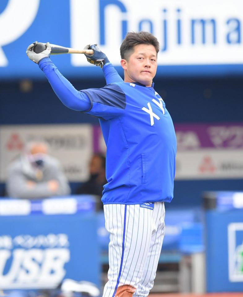 　打撃練習の前にストレッチするＤｅＮＡ・牧（撮影・高石航平）